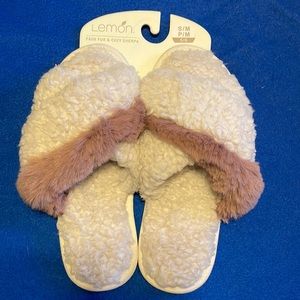 NWT - So soft!! Mauve and cream faux fur, cozy Sherpa slippers Sz 5/6 by Lemon’